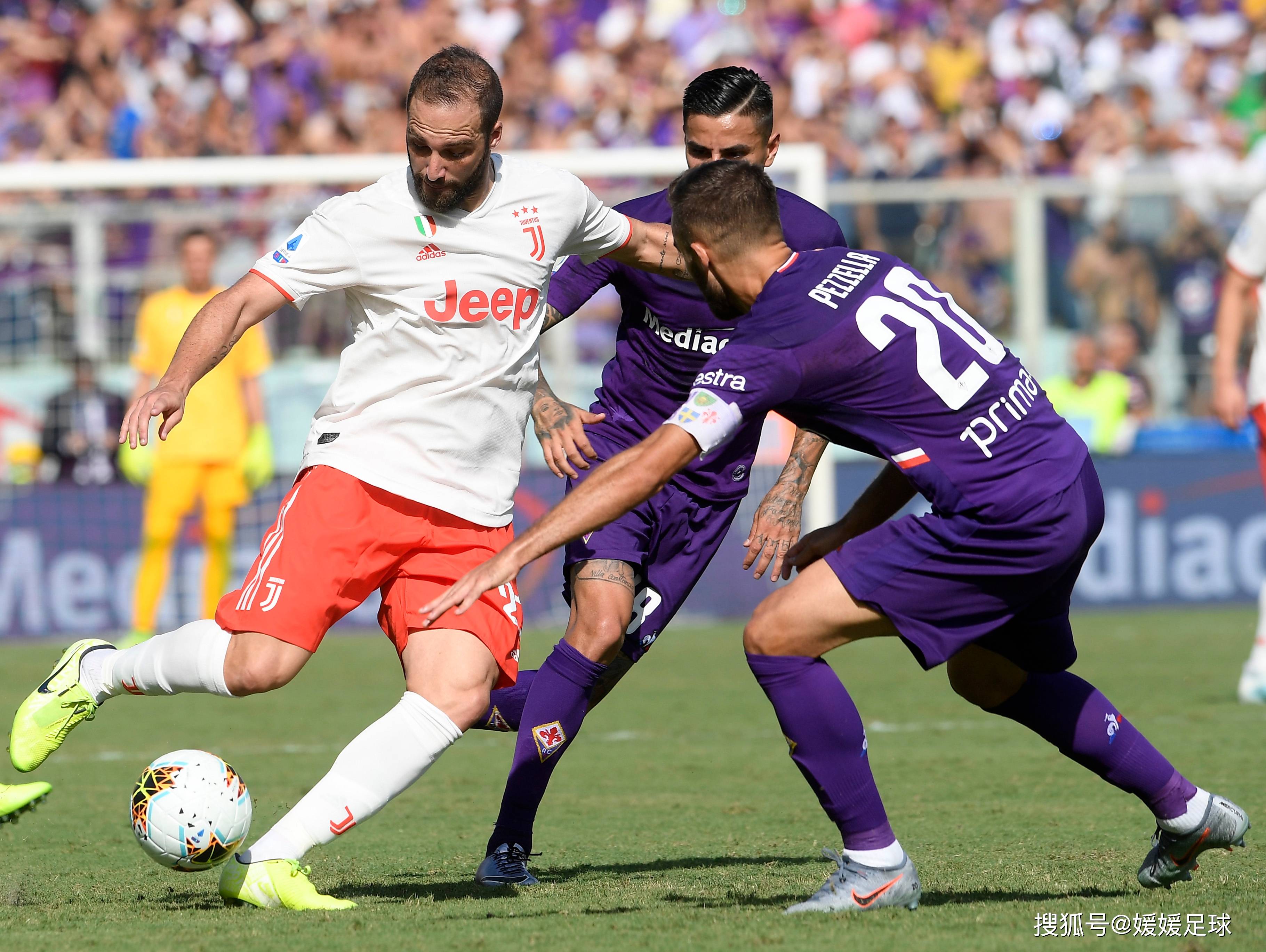 顶级球员实力较量，足球赛场一片热闹景象的简单介绍