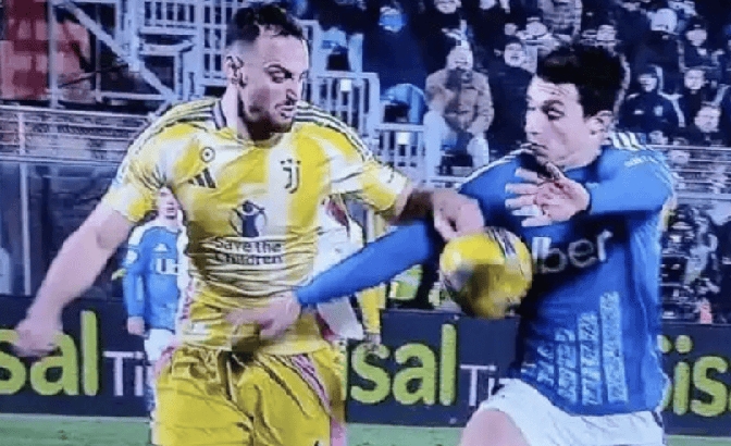 曼联主场遗憾出局，回顾失误