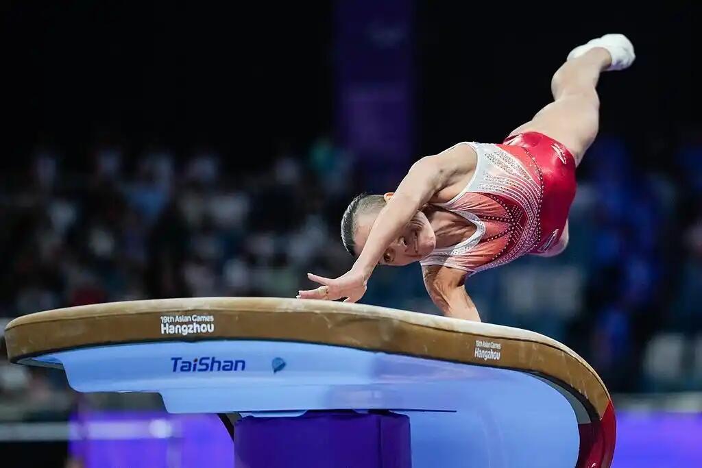 美国体操选手实现逆袭，勇夺第一名