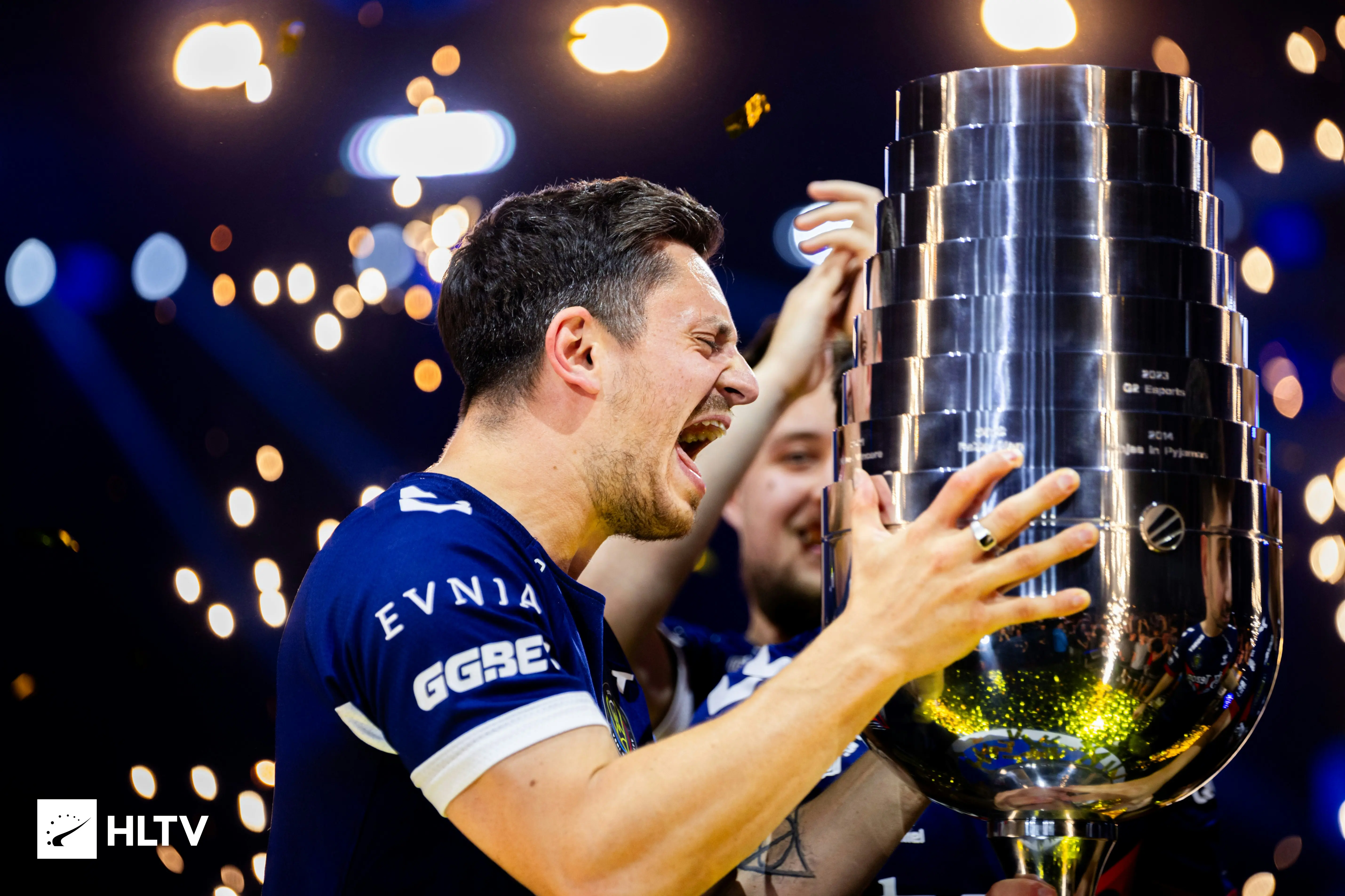 雷火电竞网站-科隆队员积极备战下一场比赛