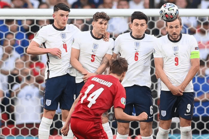 关于丹麦队战胜对手，赢得一场关键胜利的信息