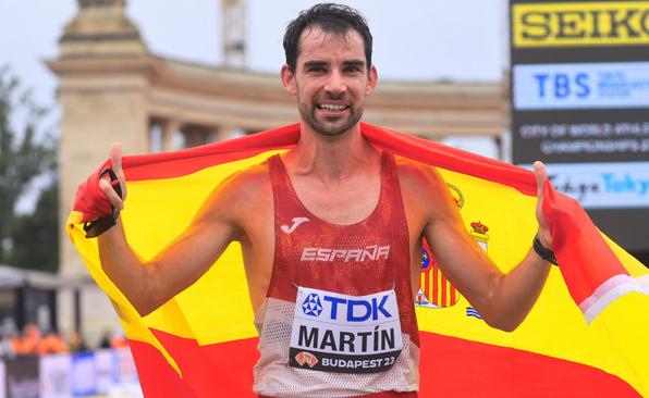 雷火电竞官网-包含红牛二队鏖战阿斯顿马丁，佩雷兹惊艳四座的词条