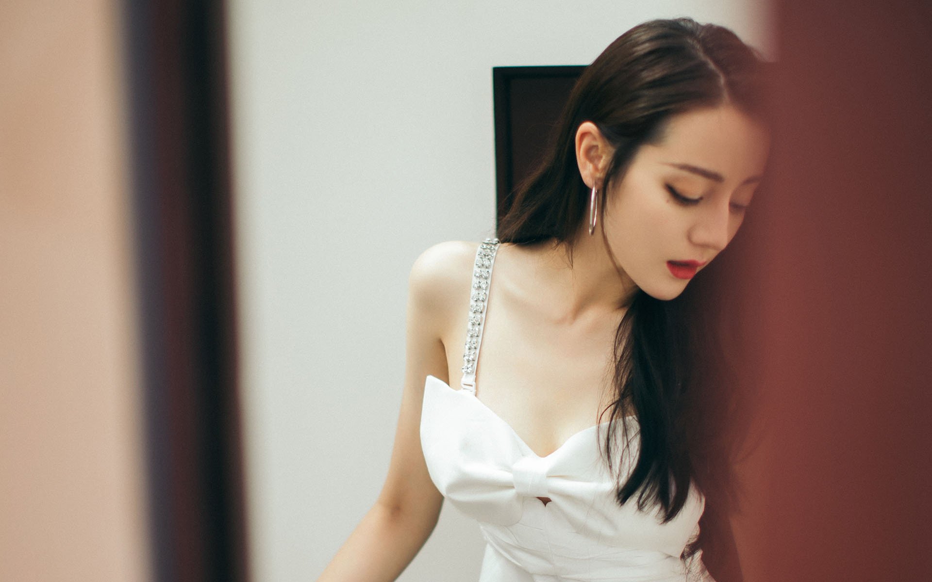 闪电划破美洲杯夜空,阿尔瓦雷斯双响,哥伦比亚3-0轻取巴拉圭